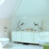 Tageslicht Bad mit Eckbadewanne, Doppellavabo und Toilette im OG