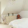 OG: Zwei gemtliche Schlafzimmer mit Aussicht ber die Weinberge