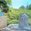 Sonnige, terrassierte Gartenanlage mit verschiedenen Sitzpltzen